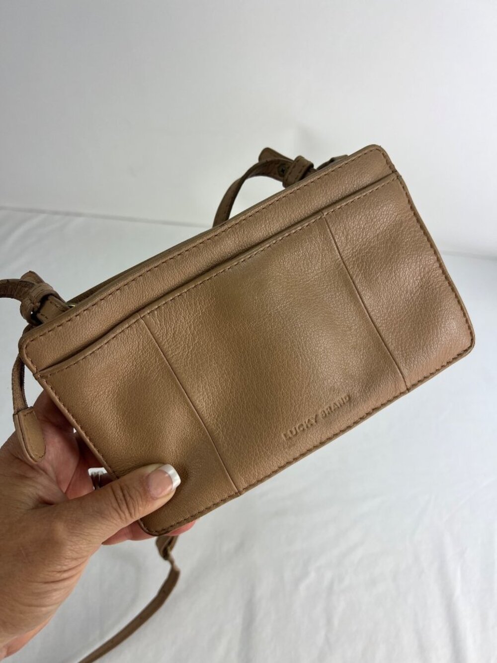 Lucky Brand Tan Leather Crossbody Purse With Adjustable Strap And Multiple Compa
